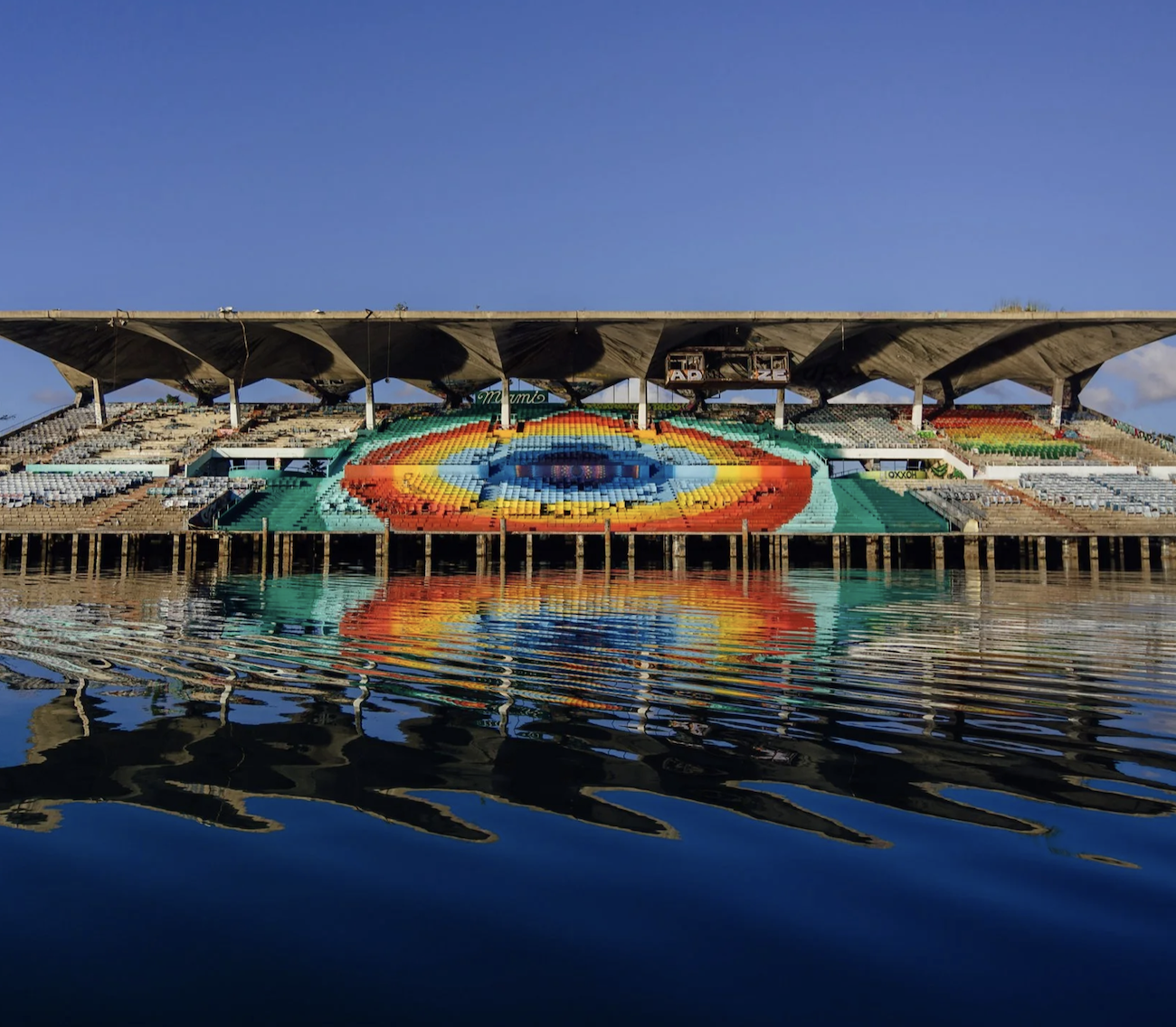 HOXXOH Rainbird mural technique using pressurized spray system