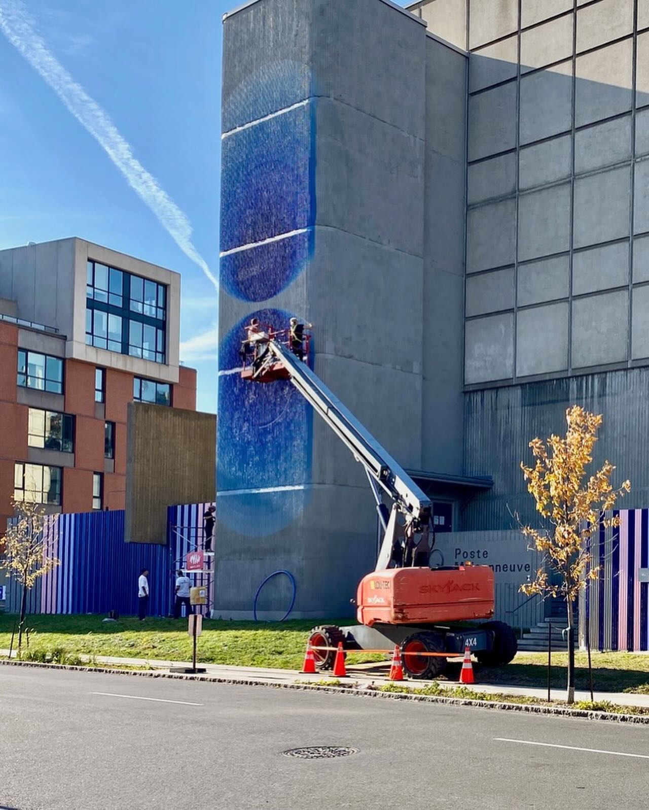 Cyndie Belhumeur painting Écho mural on Hydro-Québec tower