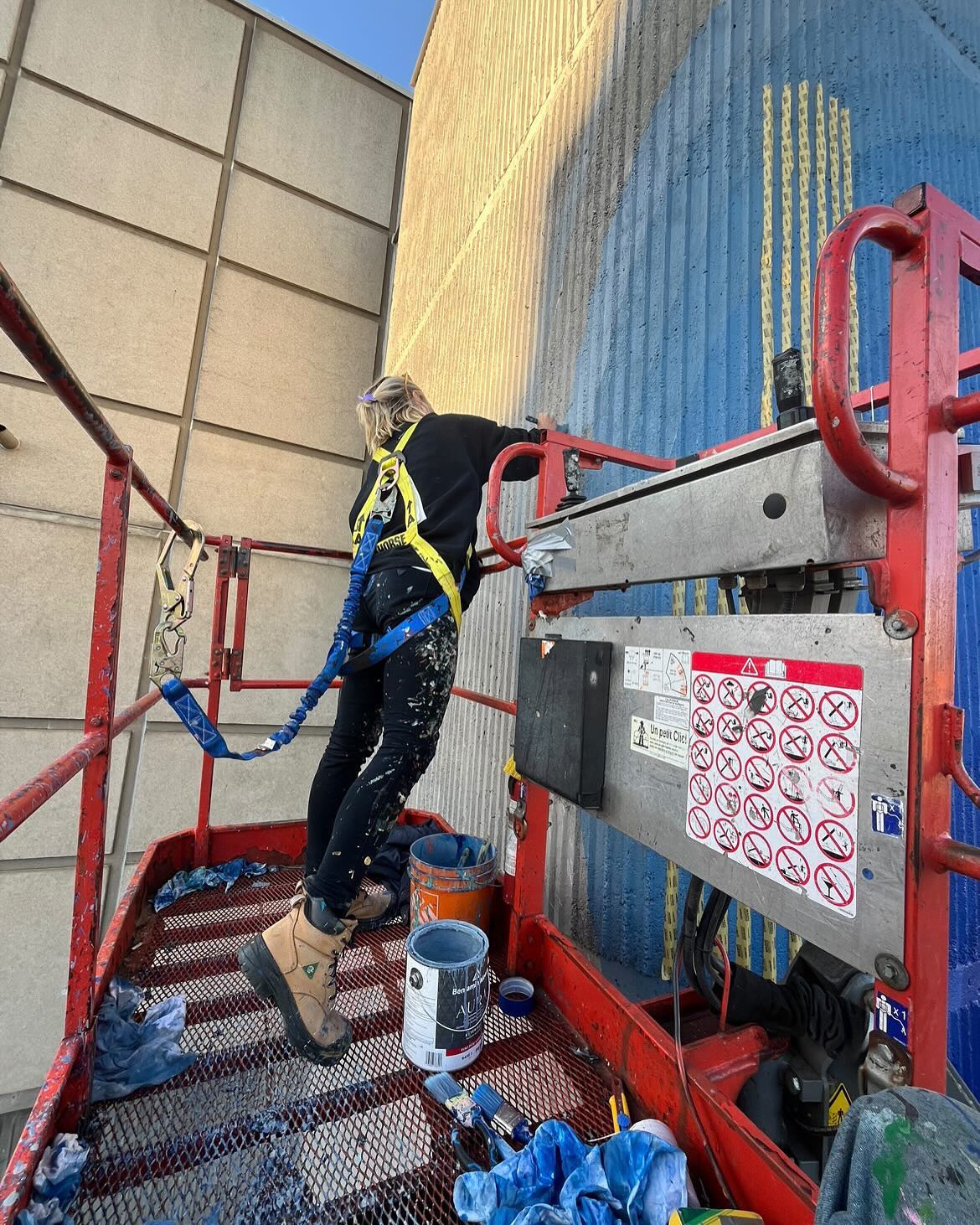 Cyndie Belhumeur painting Écho mural on Hydro-Québec tower